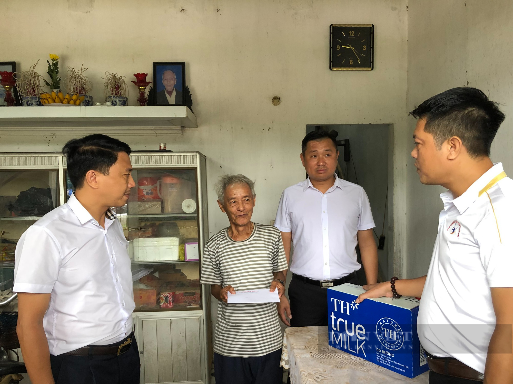 Nghe An Press Tennis Club: Giving gifts to 10 poor households on the eve of the 2nd Nghe An Press Tennis Tournament - Photo 2.