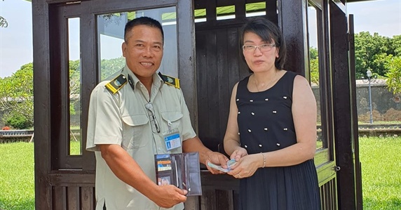 Hue relics security guard returns lost property to tourists