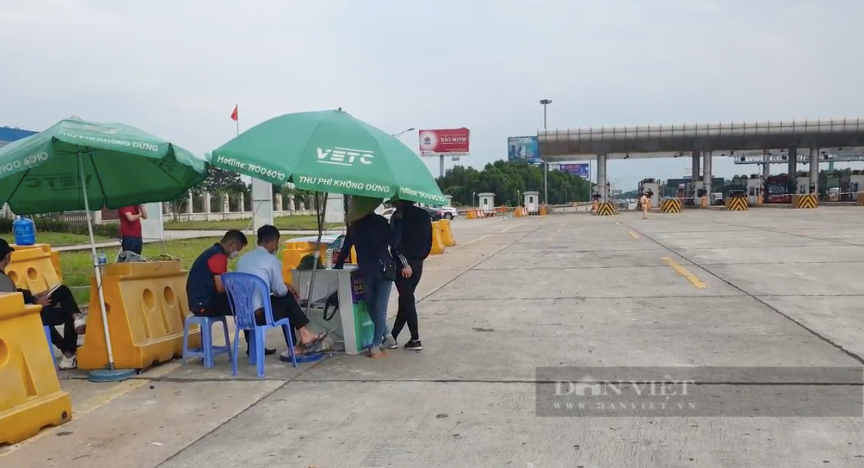 Cận cảnh dán thẻ ETC trước ngày cao tốc Hà Nội - Hải Phòng thí điểm thu phí không dừng - Ảnh 3.