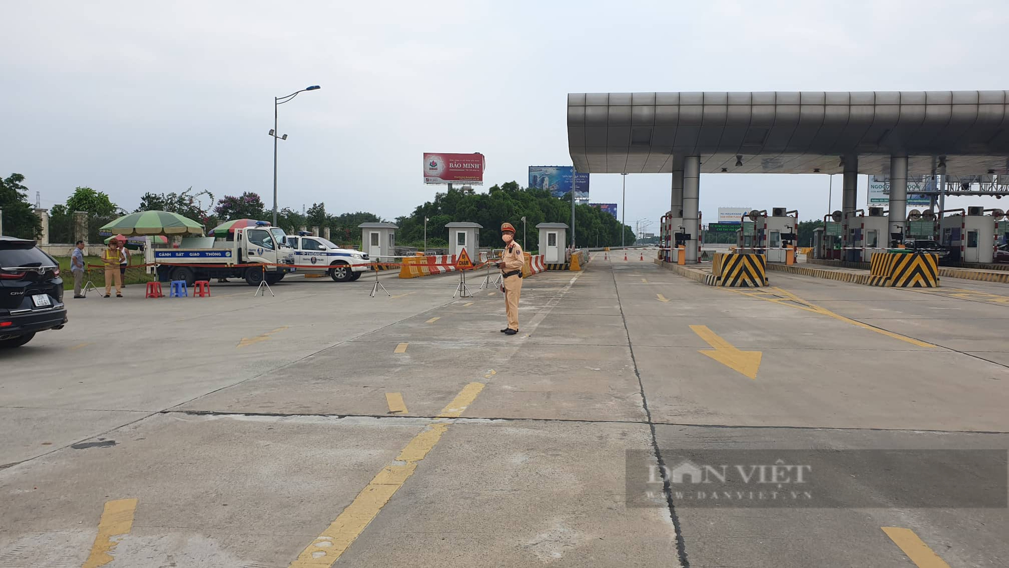 Close-up of gluing ETC cards before the Hanoi - Hai Phong highway piloted the toll collection without stopping - Photo 4.