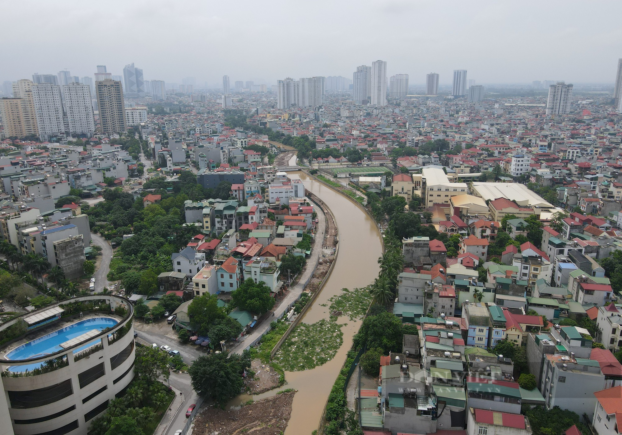 Cận cảnh trạm bơm nghìn tỷ hoạt động cầm chừng do không đủ nước ở Hà Nội - Ảnh 11.