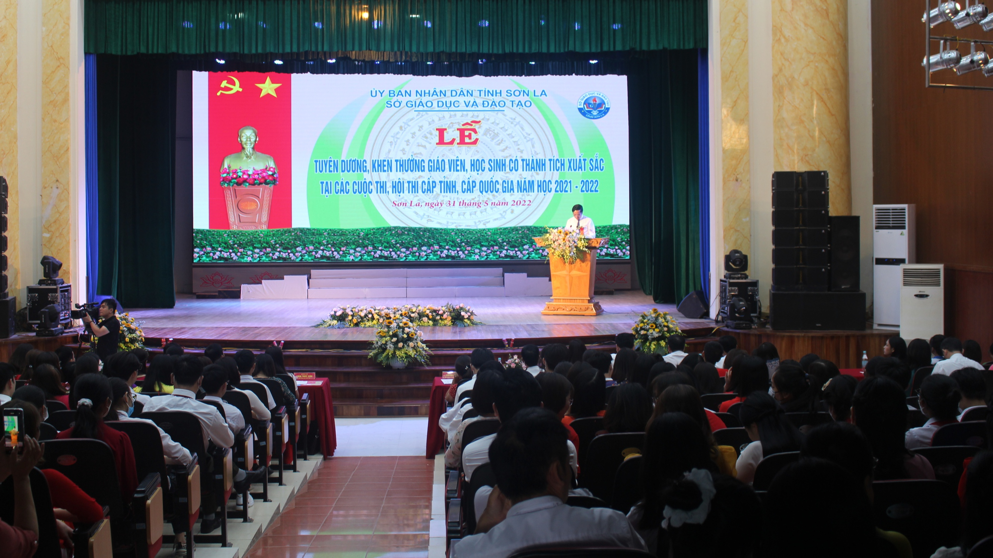 Sơn La: Tuyên dương hơn 250 giáo viên, học sinh có thành tích xuất sắc - Ảnh 1.