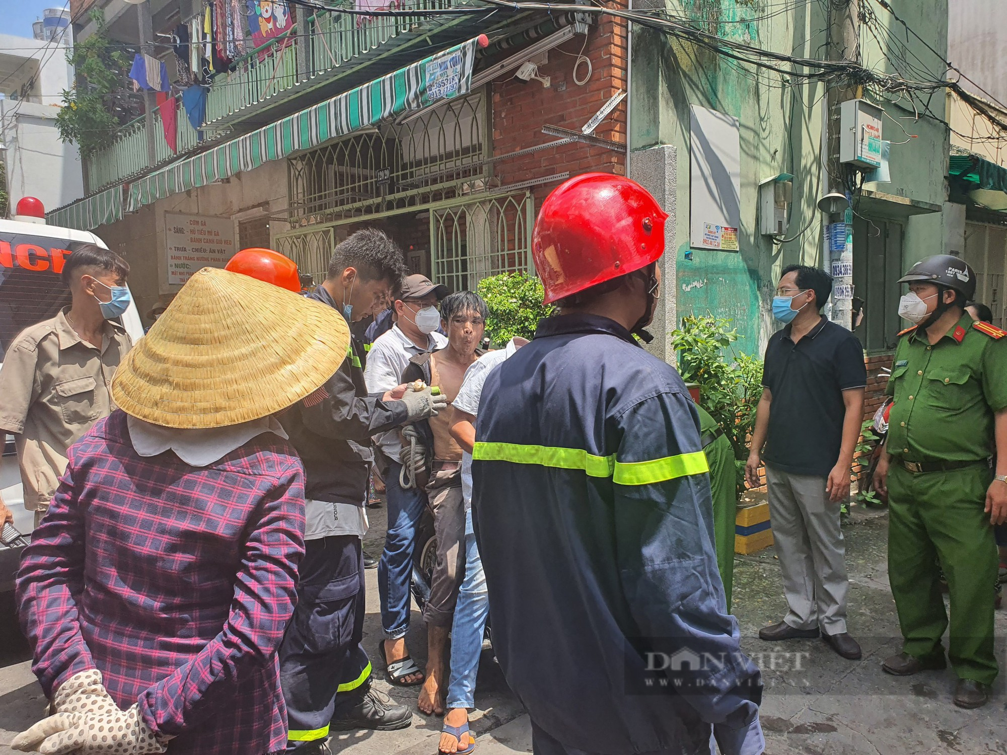 TP.HCM: Nam thanh niên nghi “ngáo đá” nhảy từ nhà này sang nhà khác - Ảnh 2.