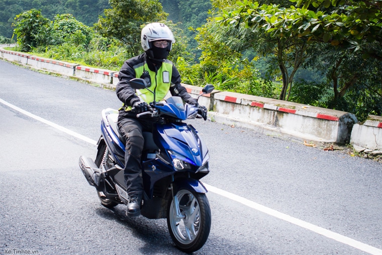 Kinh nghiệm đổ đèo bằng xe tay ga để an toàn - Ảnh 1.