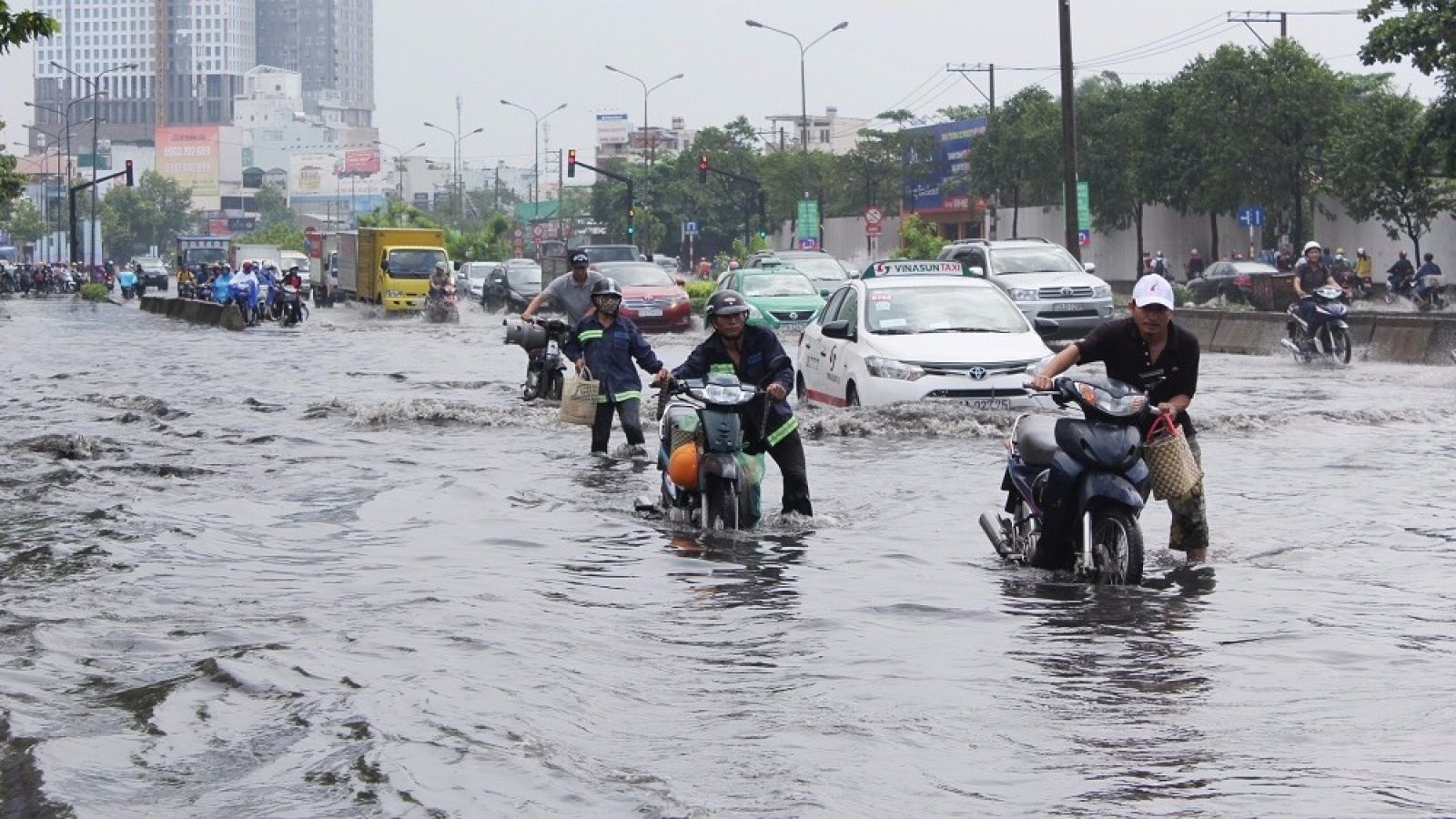 Experience riding a motorbike through flooded areas so as not to stall - Photo 1.