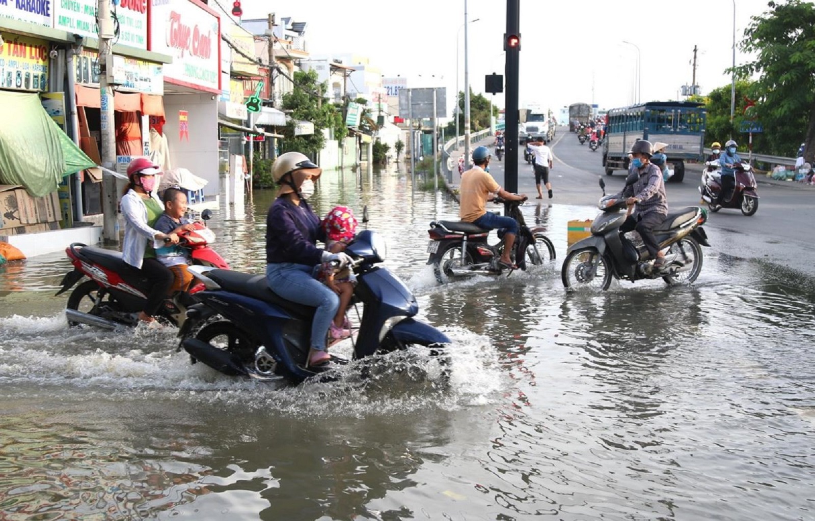 Experience riding a motorbike through flooded areas so as not to stall - Photo 2.