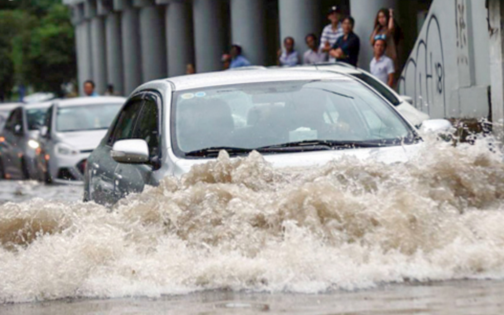 Things to know when driving a car in heavy rain