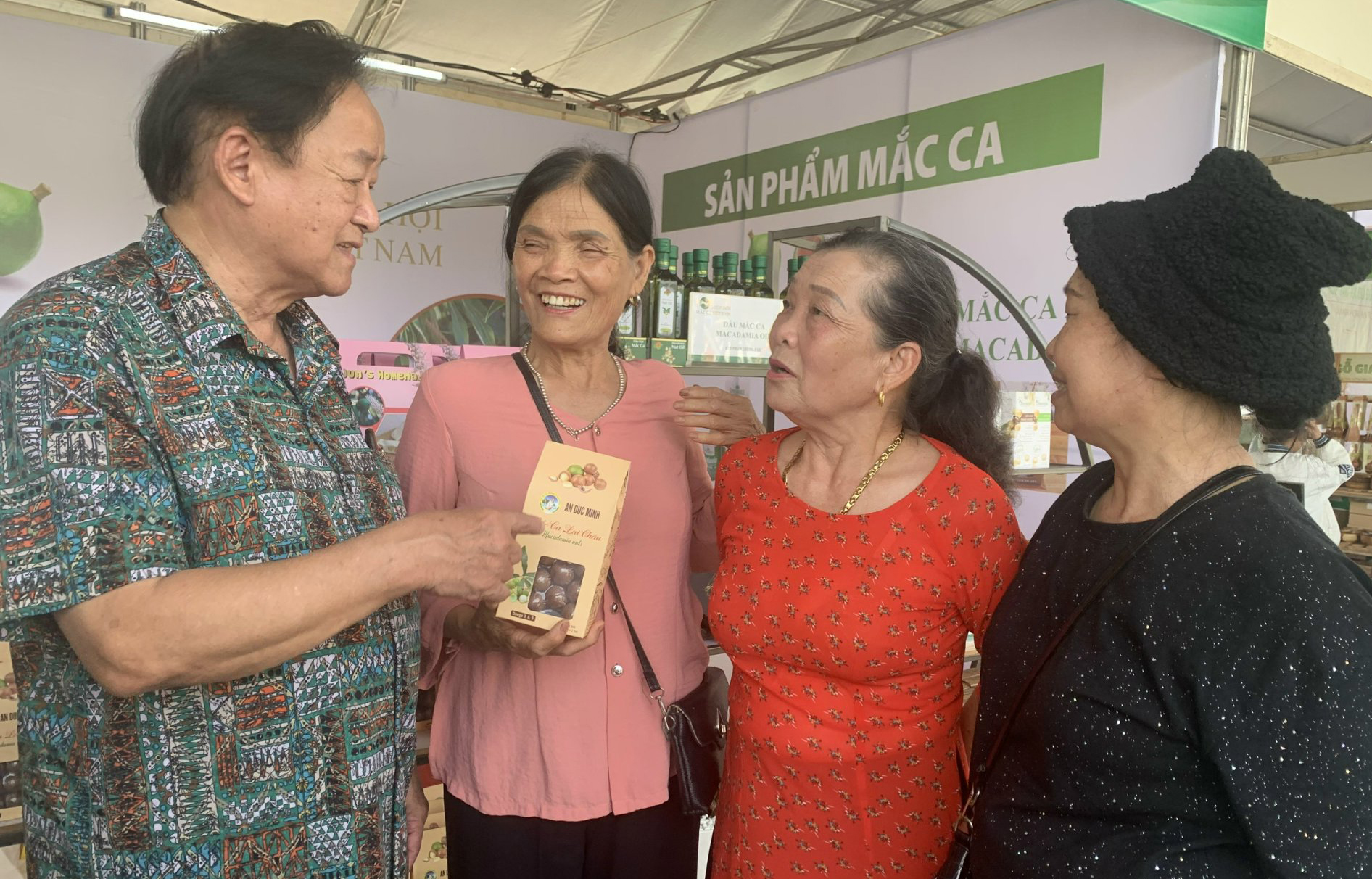 ‘Nữ hoàng quả khô’ mắc ca ‘hút khách’ ở festival trái cây lớn nhất vùng Tây Bắc - Ảnh 2.