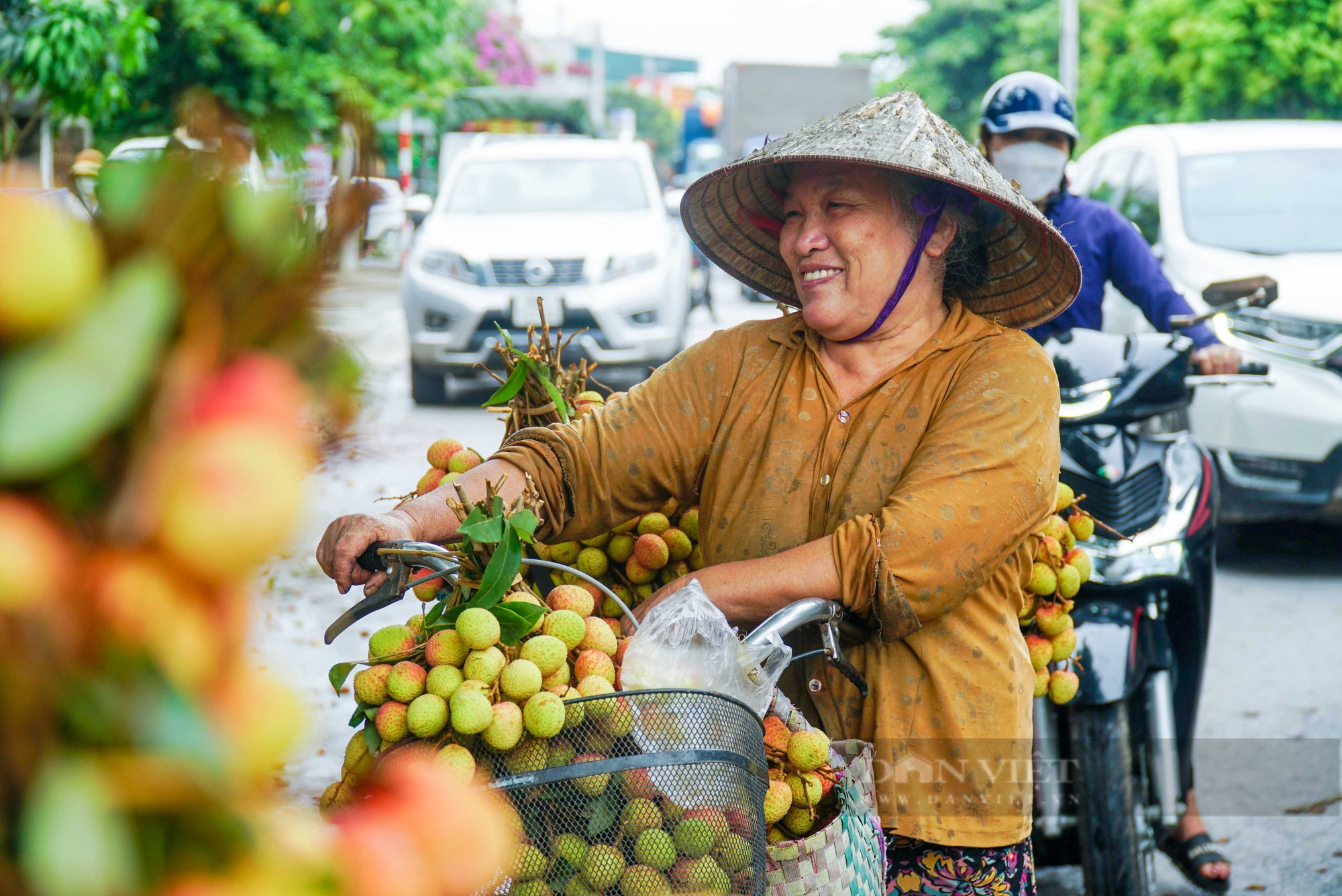 Nông dân thủ phủ vải Thanh Hà phấn khởi vì vải được mùa, bán giá cao - Ảnh 13.