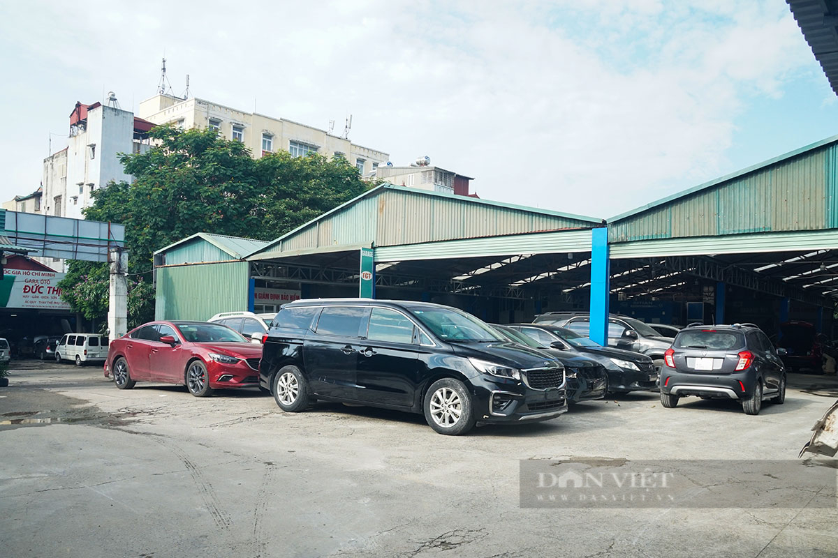 Video: Line up to clean cars after a record rain in Hanoi - Photo 1.