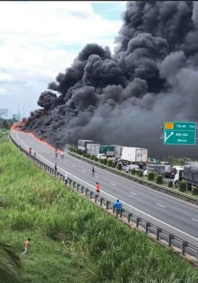 Vụ cháy trên cao tốc Trung Lương – TP.HCM: Xe chở nhớt cháy trơ khung, hơn 2 giờ đồng hồ mới dập được lửa - Ảnh 4.