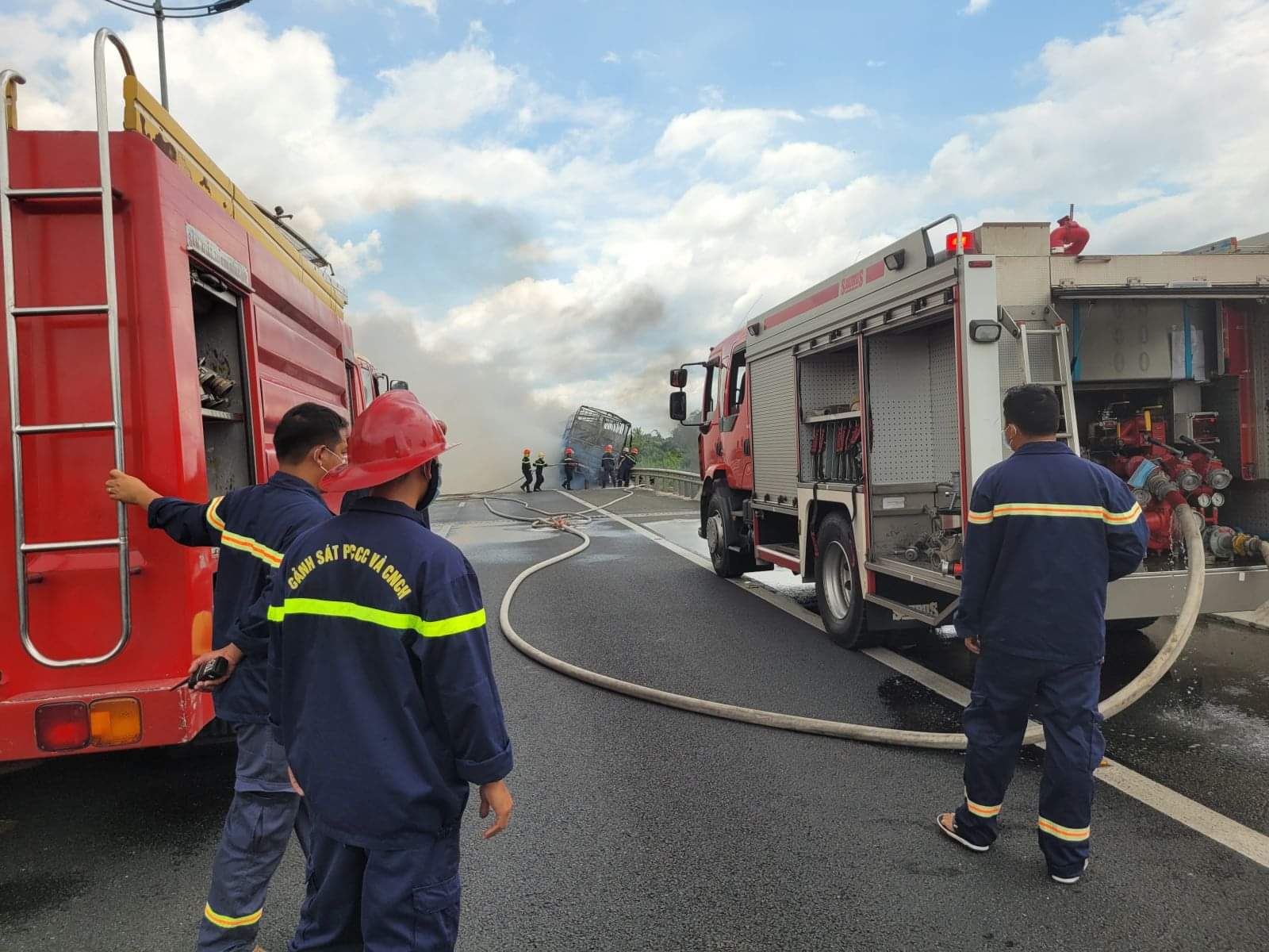 Vụ cháy trên cao tốc Trung Lương – TP.HCM: Xe chở nhớt cháy trơ khung, hơn 2 giờ đồng hồ mới dập được lửa - Ảnh 2.