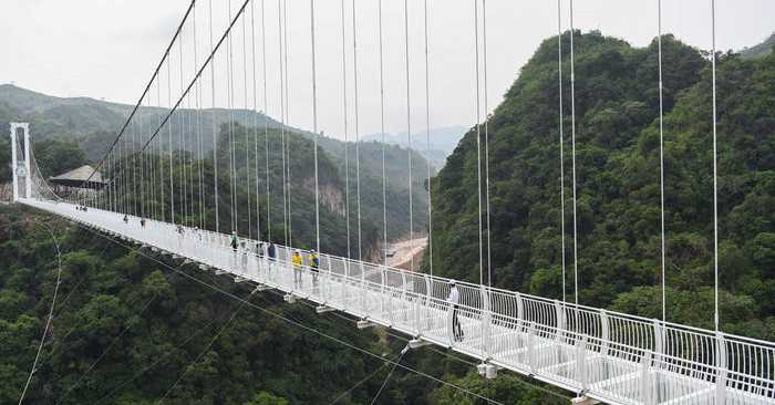 Many foreign newspapers reported on the “wonderful experience” at the record-long glass bridge in Vietnam