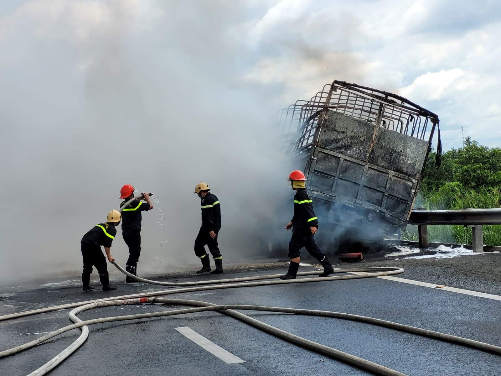 Vụ cháy trên cao tốc Trung Lương – TP.HCM: Xe chở nhớt cháy trơ khung, hơn 2 giờ đồng hồ mới dập được lửa - Ảnh 1.