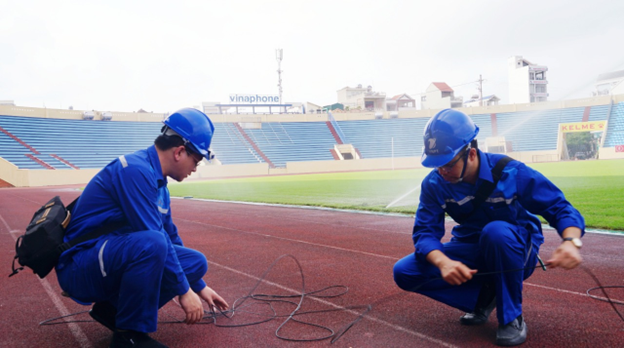 Các chuyên gia kỹ thuật VNPT gấp rút lắp đặt, kiểm tra hạ tầng kỹ thuật tại các trung tâm báo chí, truyền hình và điểm thi đấu