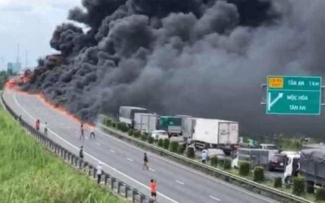 Xe chở dầu nhớt bốc cháy ngùn ngụt trên cao tốc Trung Lương – TP.HCM 