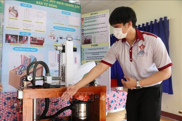 Sáng chế máy hút dịch trái chanh dây bán tự động là của 2 học sinh tỉnh Đắk Lắk, giá thành &quot;hạt dẻ&quot; - Ảnh 1.