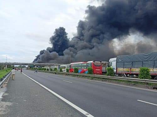 Vụ cháy trên cao tốc Trung Lương – TP.HCM: Xe chở nhớt cháy trơ khung, hơn 2 giờ đồng hồ mới dập được lửa - Ảnh 5.
