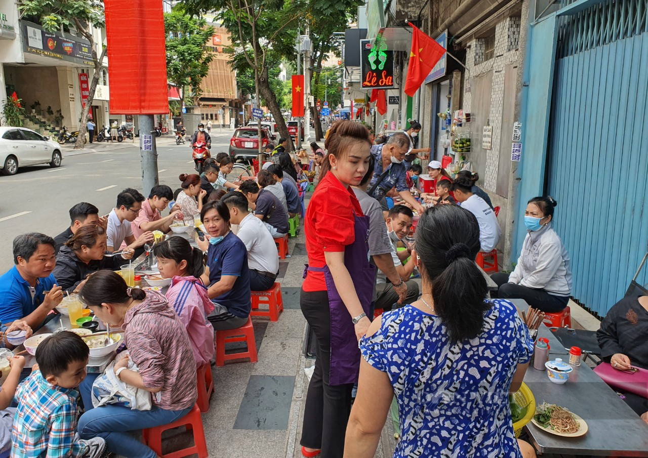 Chen nhau ngồi vỉa hè ăn tô bún mọc Thanh Mai 70.000 đồng bên hông chợ Bến Thành