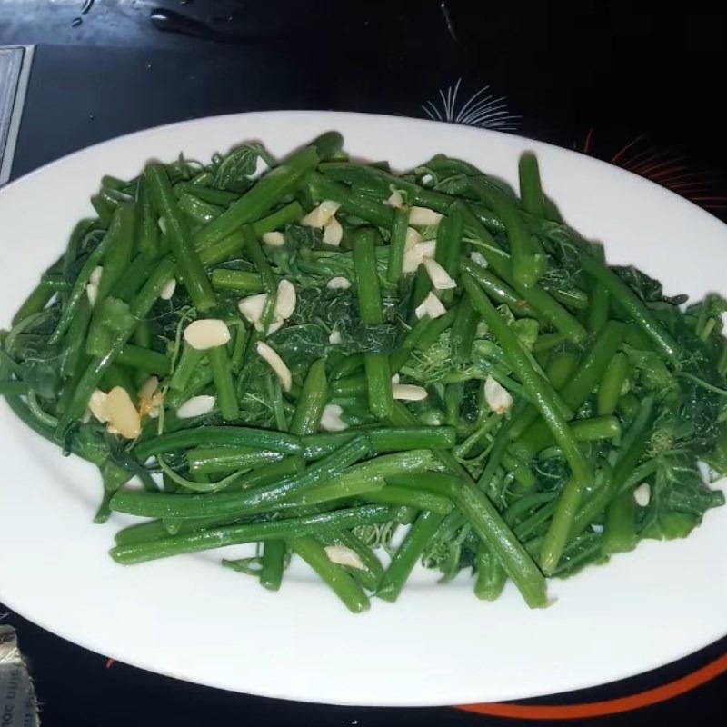 Tips for sautéing chayote tops with crispy, green garlic - Photo 2.