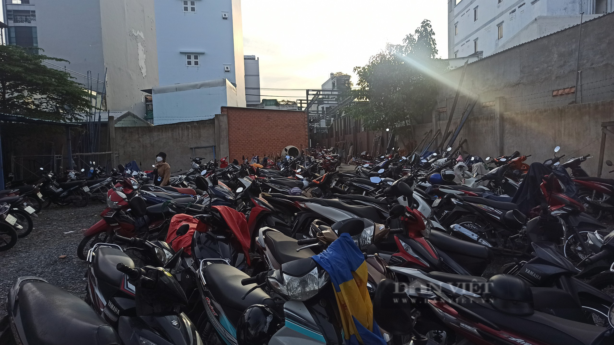 TP.HCM: Bãi giữ xe thu tiền khách giá “chặt chém” ở phường 26 quận Bình Thạnh - Ảnh 2.