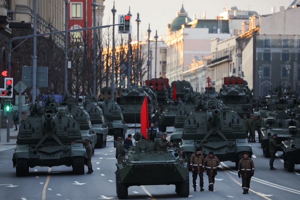 Loạt ảnh xe tăng, chiến đấu cơ Nga diễn tập cho diễu binh Ngày Chiến thắng - Ảnh 1.