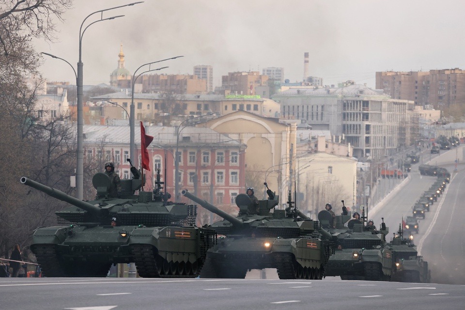 Loạt ảnh xe tăng, chiến đấu cơ Nga diễn tập cho diễu binh Ngày Chiến thắng - Ảnh 10.