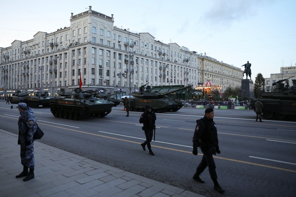 Loạt ảnh xe tăng, chiến đấu cơ Nga diễn tập cho diễu binh Ngày Chiến thắng - Ảnh 2.