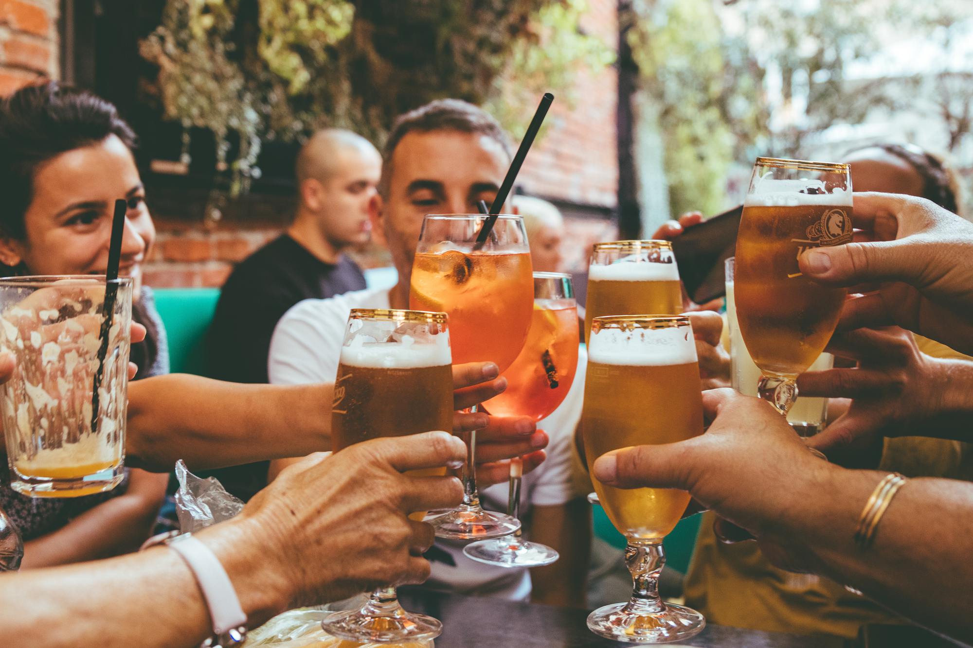 Sống khỏe mỗi ngày: Bia không chỉ giúp bạn hạnh phúc mà còn hơn thế nữa nếu biết uống - Ảnh 1.