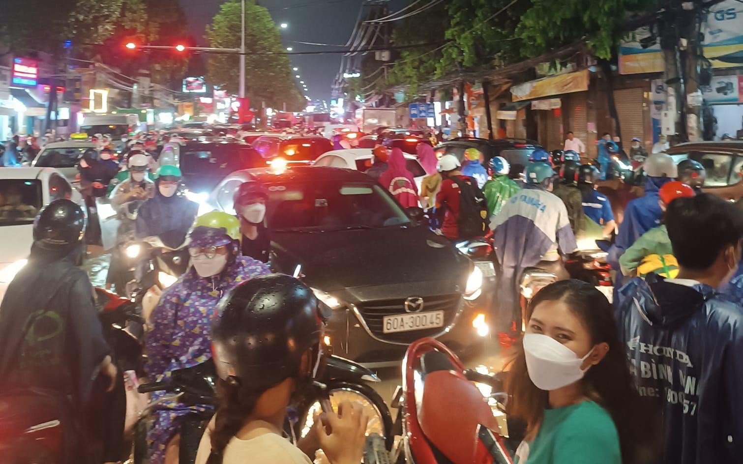 Đồng Nai: Thành phố triệu dân, mưa là ngập, một phần do người dân xả rác lấp miệng cống (bài 1)