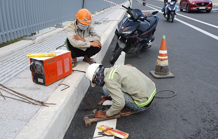 TP.HCM: 44 nắp chắn rác trên cầu Thủ Thiêm bị lấy cắp - Ảnh 2.