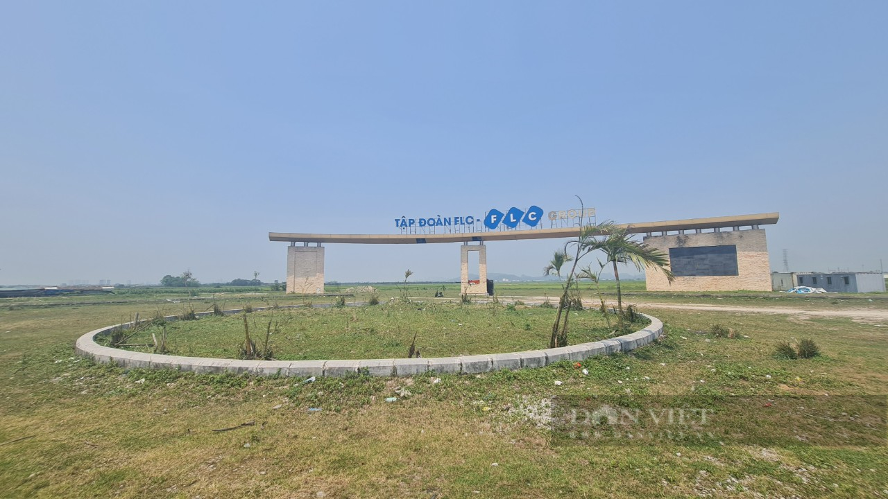 Tháo dỡ cổng, tường quây dự án khu công nghiệp nghìn tỷ của FLC tại Thanh Hóa - Ảnh 1.