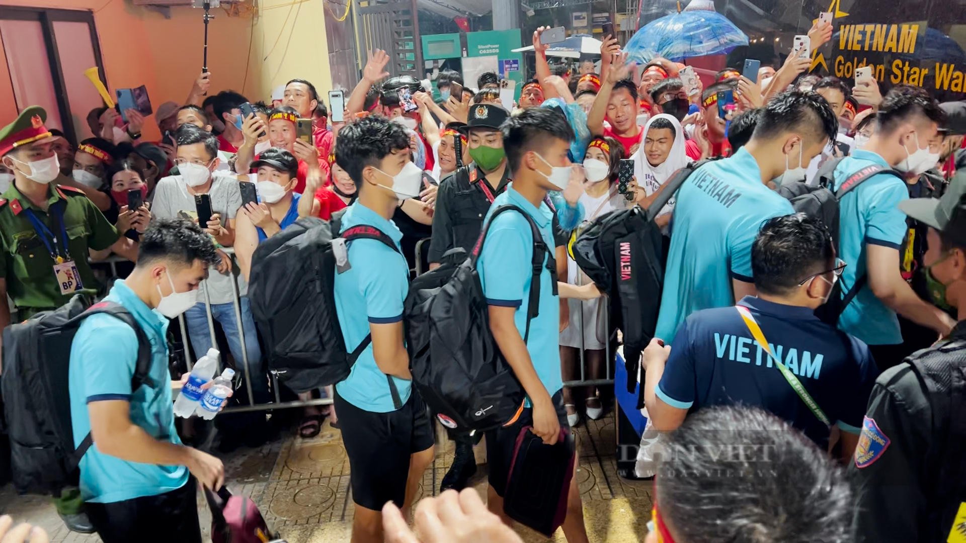Các cầu thủ U23 Việt Nam bị NHM Phú Thọ vây kín - Ảnh 3.