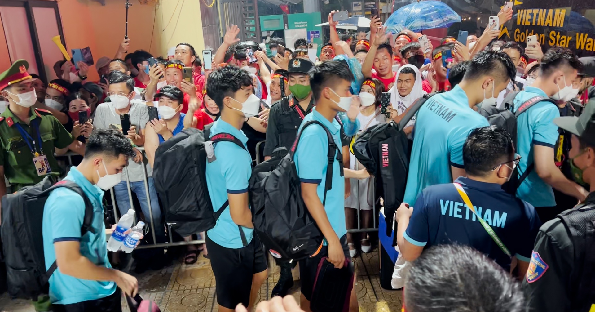 U23 Vietnam was surrounded by a “sea” of fans at Viet Tri Stadium