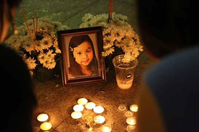 Vụ bé gái 8 tuổi bị bạo hành tử vong: Đề nghị VKS đổi tội danh cha đẻ thành &quot;giết người&quot; - Ảnh 5.