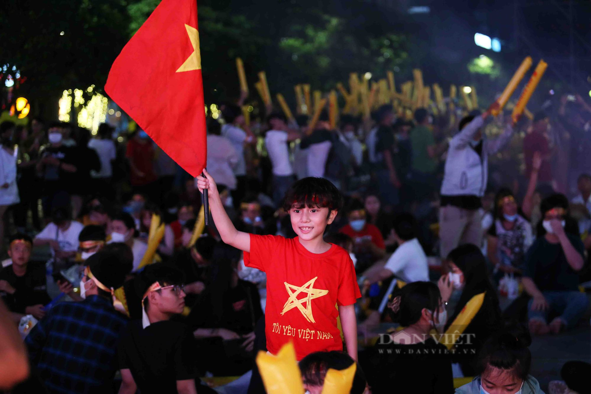 Cổ động viên “cháy” hết mình trên phố đi bộ Nguyễn Huệ cổ vũ U23 Việt Nam chiến thắng U23 Indonesia  - Ảnh 12.