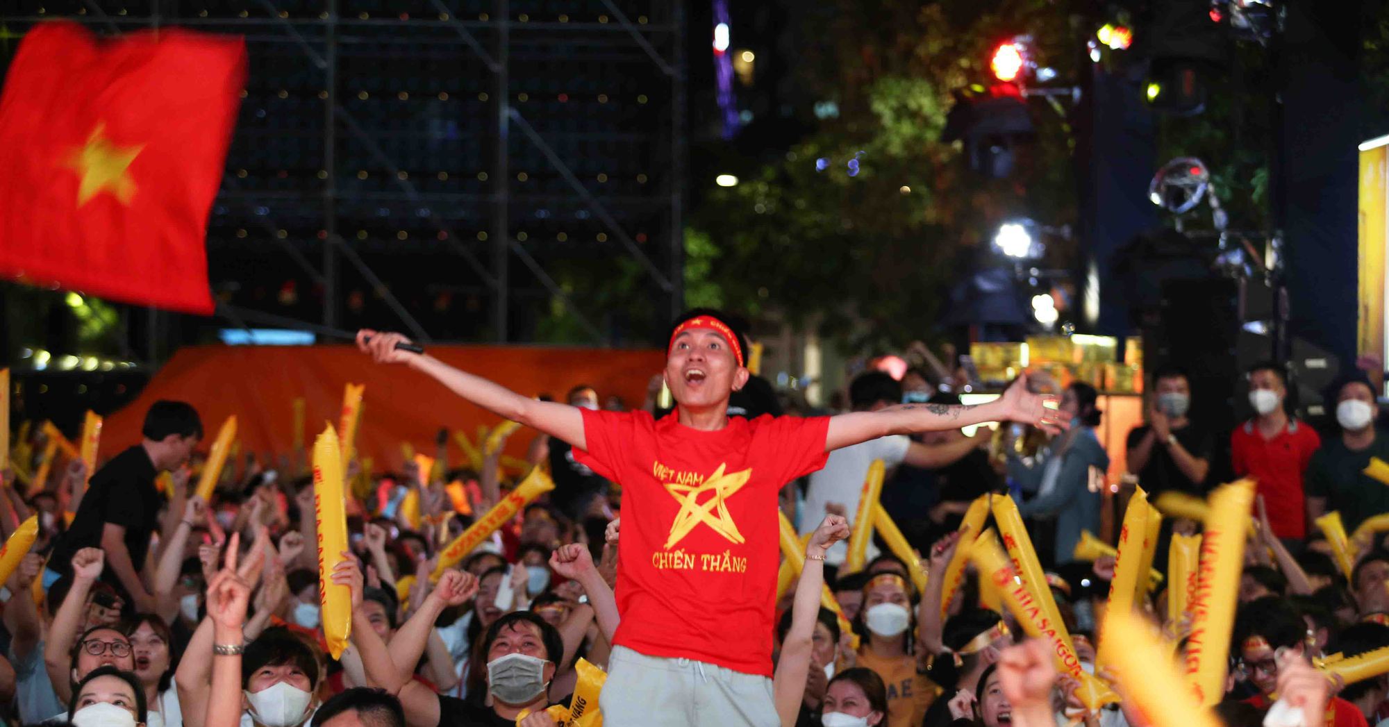 Fans “burn” with all their heart on Nguyen Hue pedestrian street cheering for Vietnam U23 to win U23 Indonesia