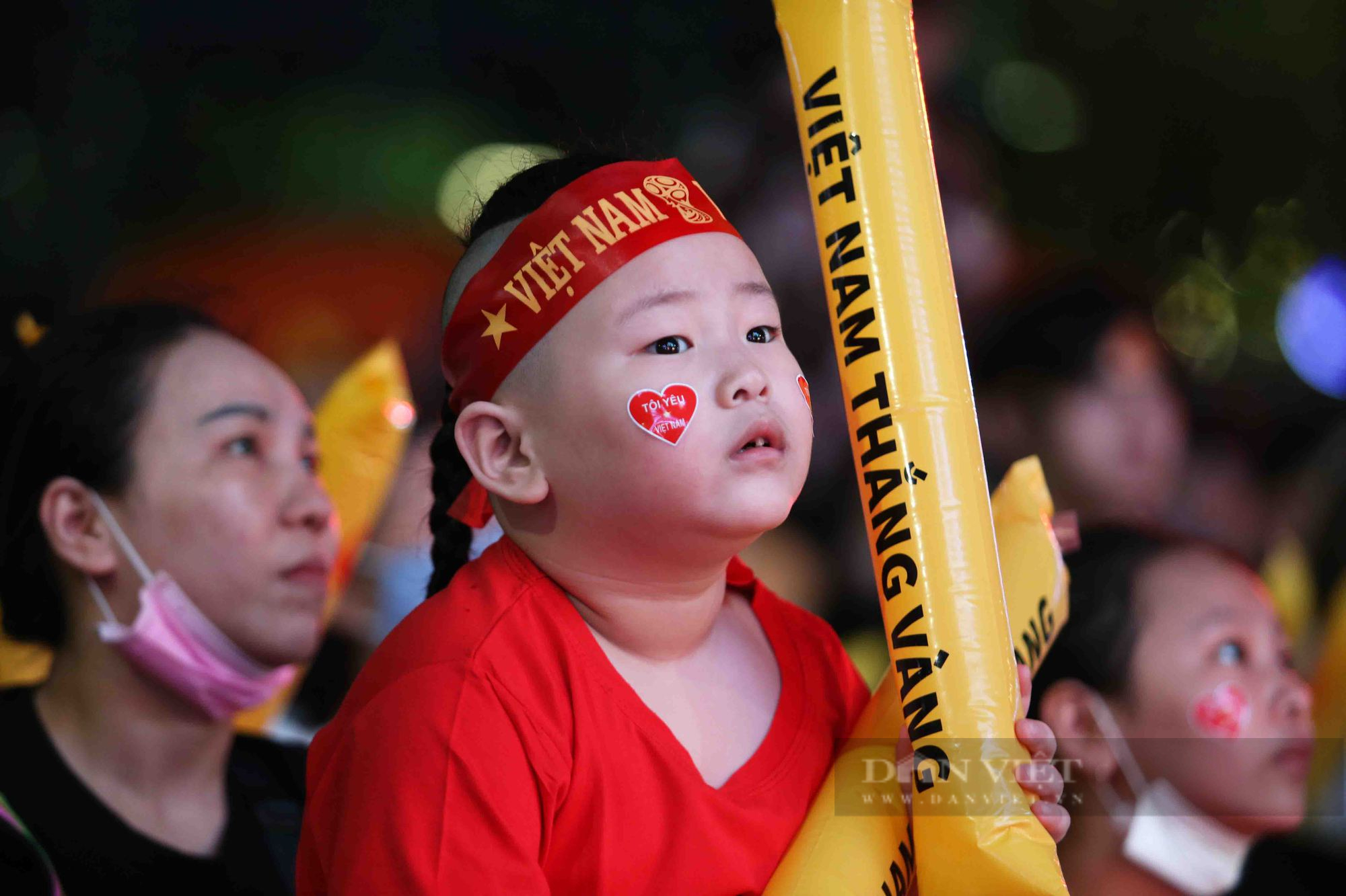 Cổ động viên “cháy” hết mình trên phố đi bộ Nguyễn Huệ cổ vũ U23 Việt Nam chiến thắng U23 Indonesia  - Ảnh 11.