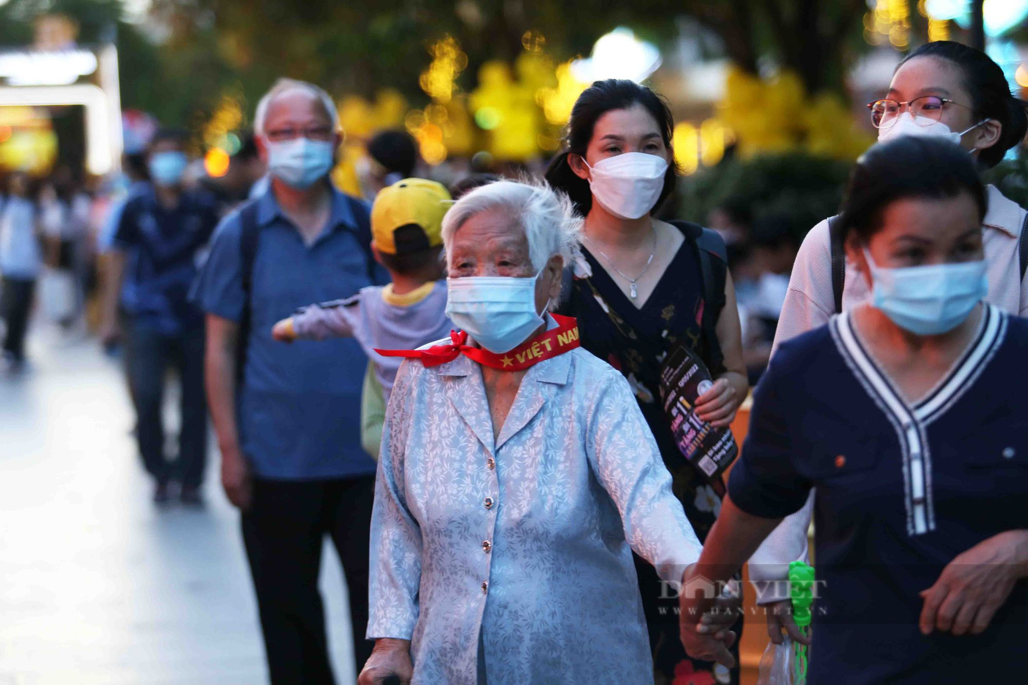 Cổ động viên “cháy” hết mình trên phố đi bộ Nguyễn Huệ cổ vũ U23 Việt Nam chiến thắng U23 Indonesia  - Ảnh 4.