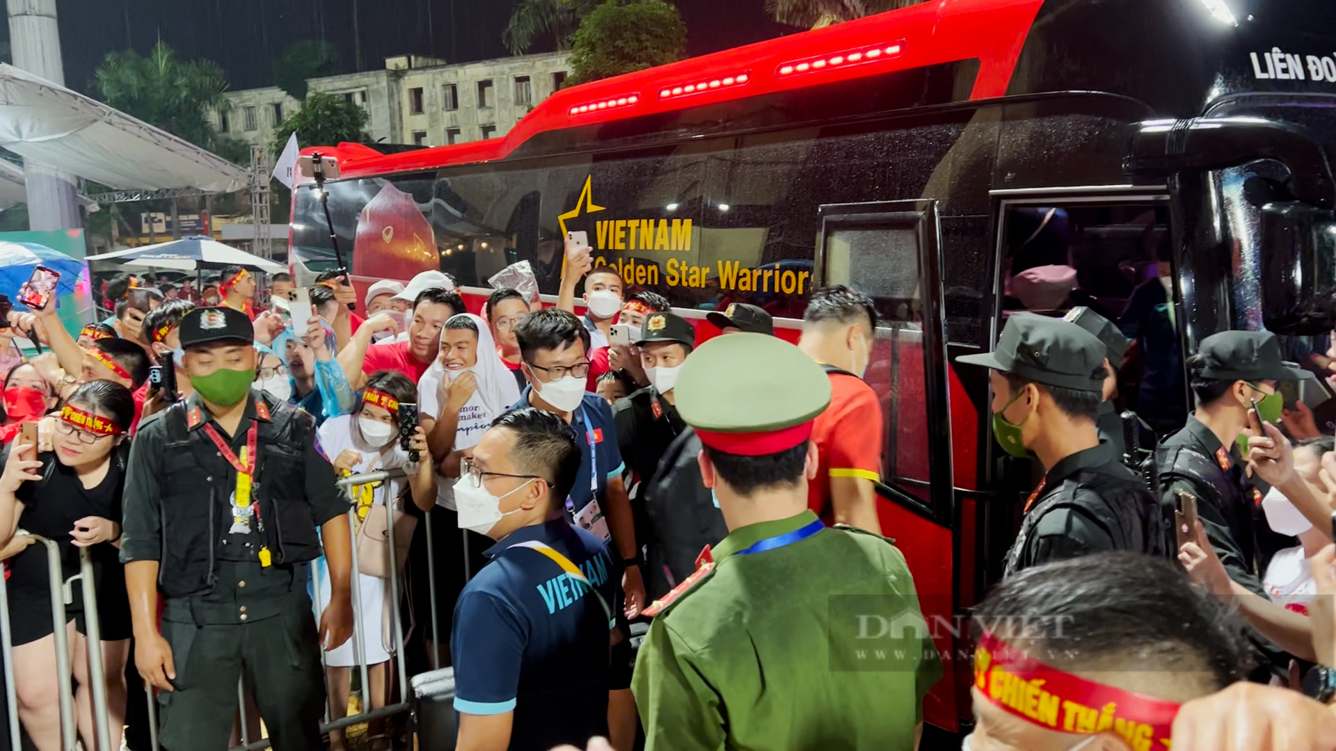 Các cầu thủ U23 Việt Nam bị NHM Phú Thọ vây kín - Ảnh 2.