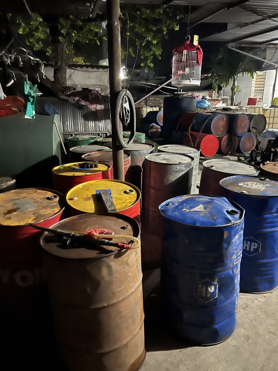 Nóng: Tạm giữ hơn 3.000 lít xăng và dầu diezel tại Hà Nội để xác minh tính hợp pháp - Ảnh 3.