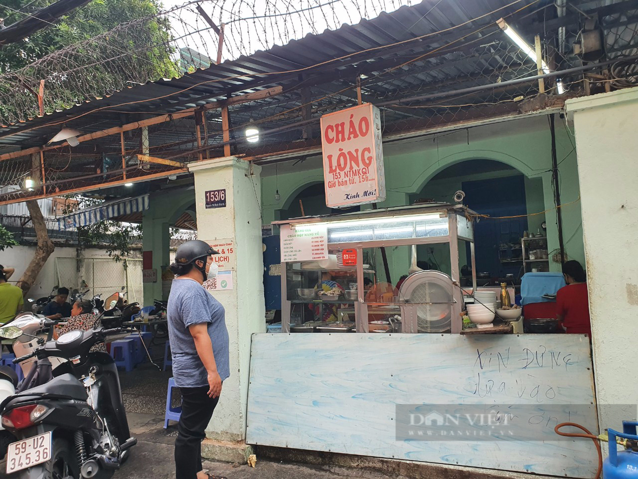 Sài Gòn quán: Quán cháo lòng núp hẻm ở quận 1, hút thực khách sành ăn - Ảnh 4.