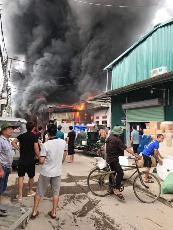 Cháy xưởng sản xuất khẩu trang ở Bắc Ninh - Ảnh 1.