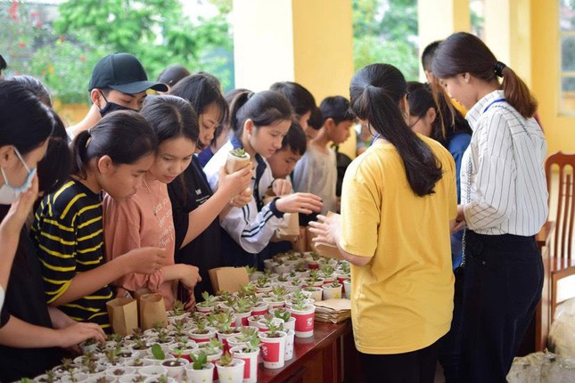 &quot;Đổi giấy lấy cây&quot; hoạt động ươm mầm cuộc sống Xanh - Ảnh 1.