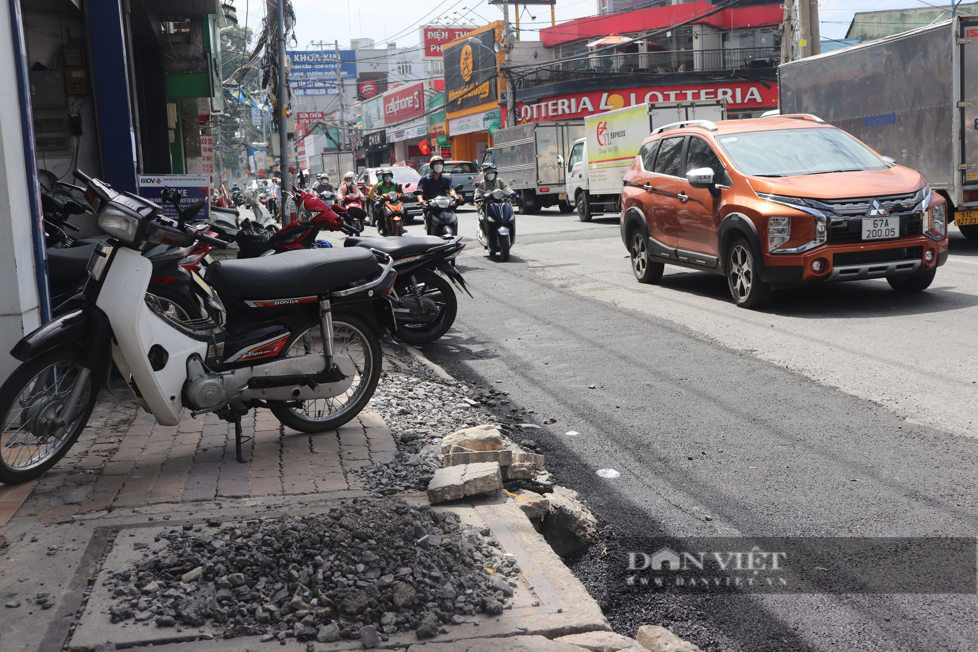 TP.HCM: Đường Võ Văn Ngân tiềm ẩn nhiều nguy cơ gây mất an toàn giao thông sau khi tháo dỡ lô cốt - Ảnh 2.