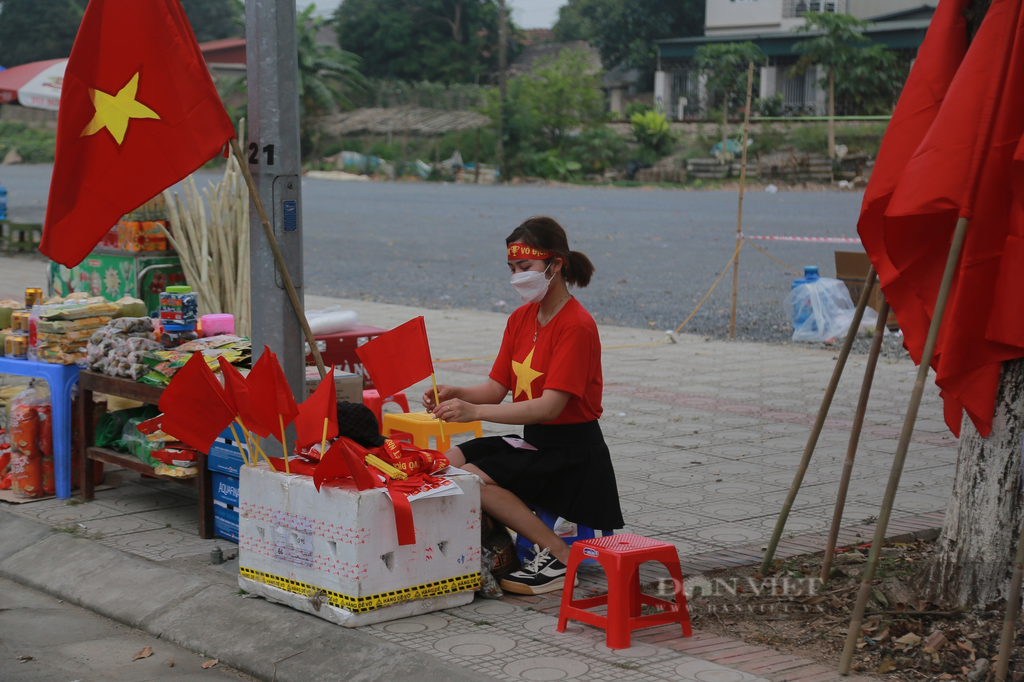 Huyền Mi vợ Văn Quyết cùng con trai đến sân cổ vũ U23 Việt Nam - Ảnh 2.