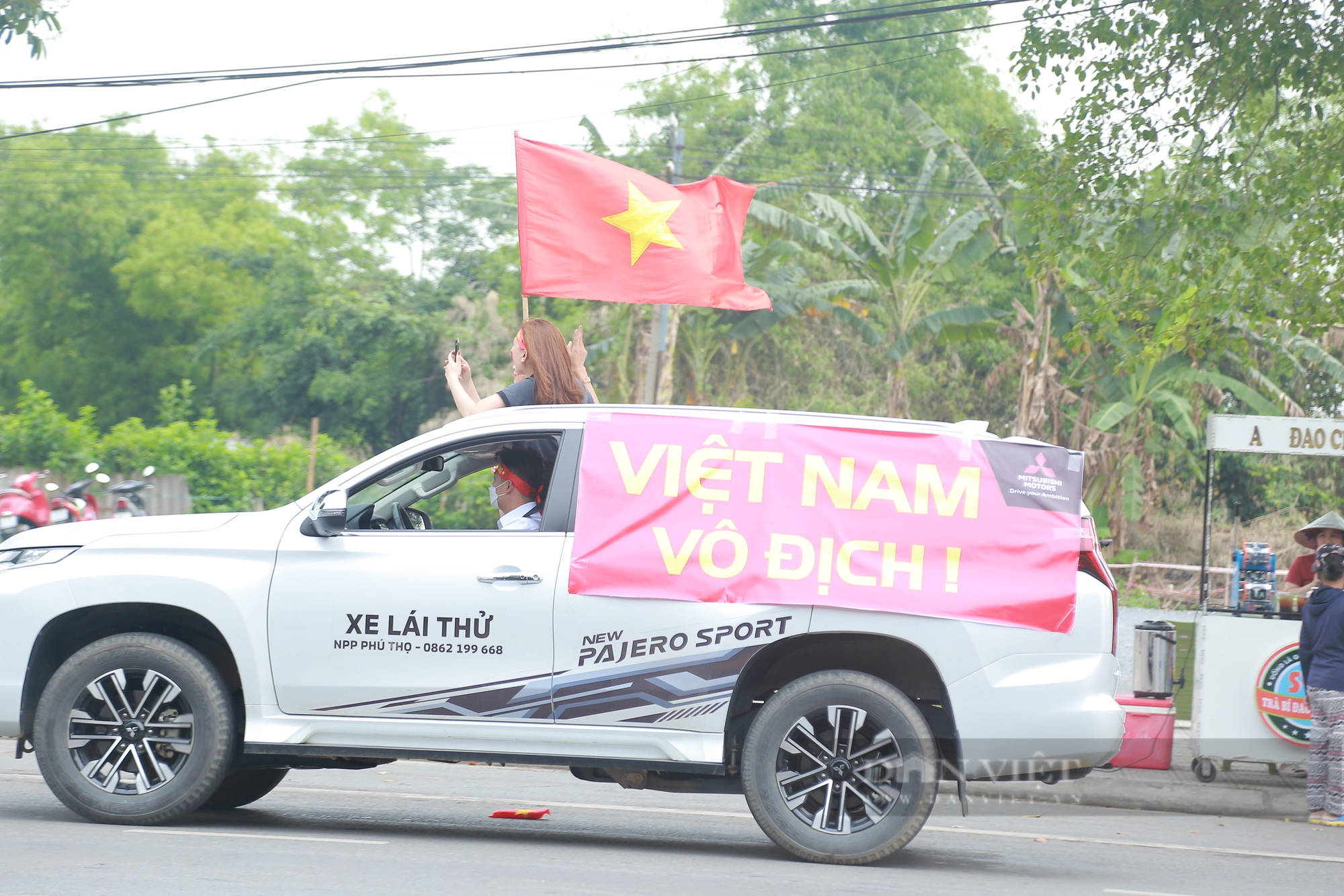 Huyền Mi vợ Văn Quyết cùng con trai đến sân cổ vũ U23 Việt Nam - Ảnh 9.