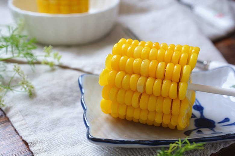 Boiling corn, suddenly adding this water, the seeds are sweeter and more fragrant than buying outside - Photo 1.