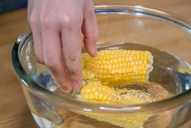 Boiling corn, suddenly adding this water, the seeds are sweeter and more fragrant than buying outside - Photo 2.