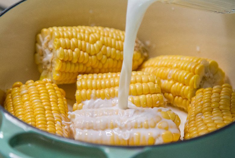 Boiling corn, suddenly adding this water, the seeds are sweeter and more fragrant than buying outside - Photo 3.